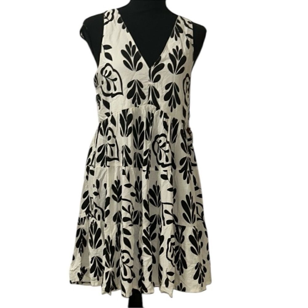 Sincerely Jules Flowy Black and White Sleeveless
Mini Dress(Size Medium)